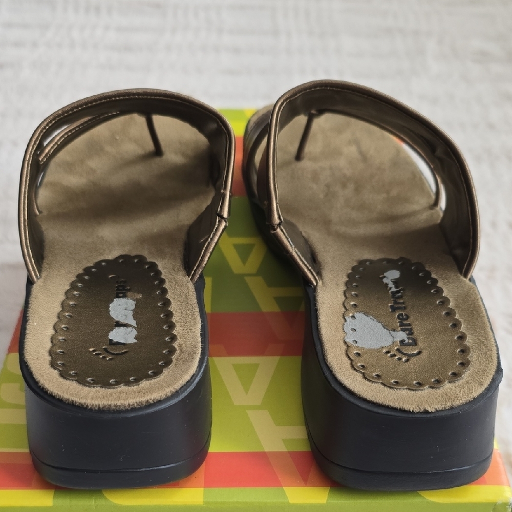 BareTraps Women's Bronze Sandals - Picture 4 of 10